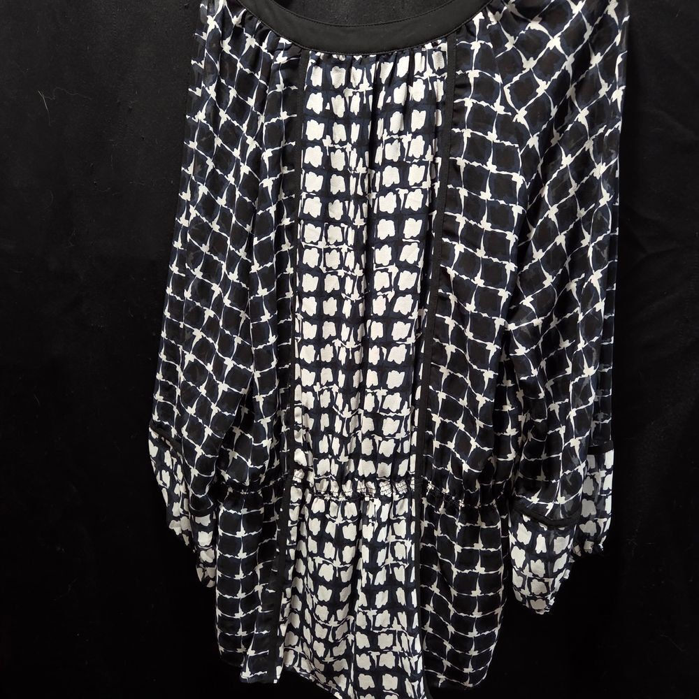 Calvin Klein Sheer Chiffon Blouse/Tunic
Elevate your wardrobe with this stylish - Picture 8 of 11